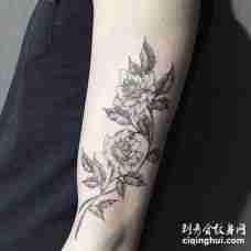 大臂玫瑰纹身图案
