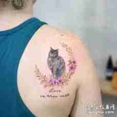 后肩猫花环纹身图案