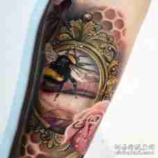 水彩小臂蜜蜂玫瑰纹身图案