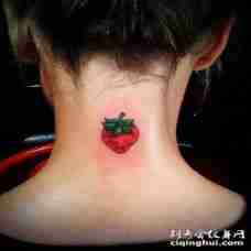 后颈部纹身 女生后颈部彩色的草莓纹身图片