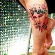 潮流唯美的女人腿部花旦纹身图案