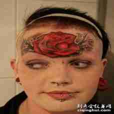 女性个性的额头玫瑰纹身图案