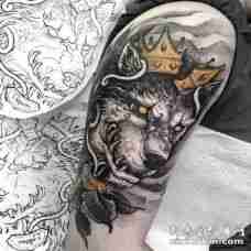 包臂狼主题的帅气狼纹身作品图
