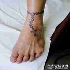 腿部简单的脚链十字架纹身图片