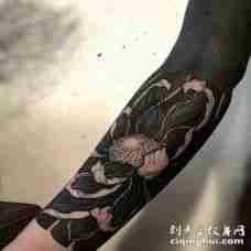 1大黑臂与图腾结合的纹身作品