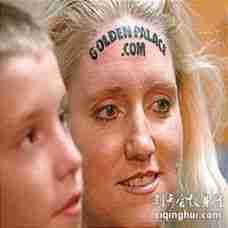 女性额头上的英文字母广告纹身