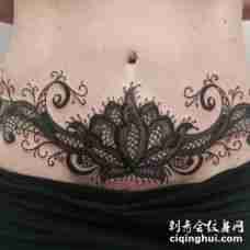 女性腰腹部私密处性感的纹身图片