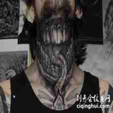 男子颈部彩色恐怖风格怪物吐舌头纹身图案
