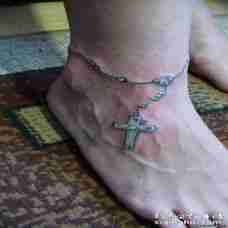 脚背上的十字架脚链纹身图案