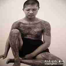男子全身传统佛教经文纹身图案