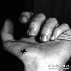 大胆的黑色十字架标志手部纹身图案