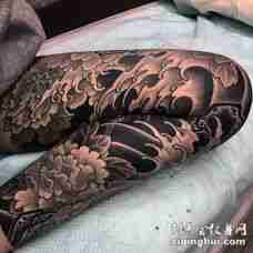 日本传统黑白牡丹花腿部纹身图案