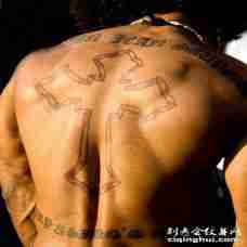 男性背部拉丁文和十字架纹身图案