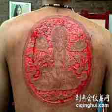 男性背部割肉佛像观音纹身图案