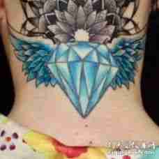 纹身钻石 女生后颈彩绘的钻石纹身图片
