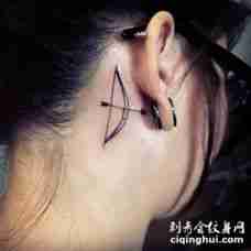 女孩耳后的弓与箭头纹身图案