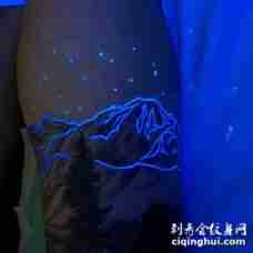 手臂很棒的荧光线条描绘山脉和星星纹身图案
