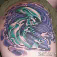 手臂绿色的搞笑外星人纹身图案