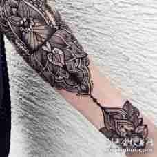 印度教风格的黑色梵花手臂纹身图案