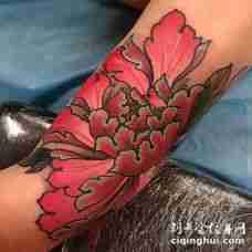 新传统风格彩色美丽牡丹花手臂纹身图案