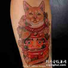old school神秘的日本招财猫娃娃和鲜花手臂纹身图案