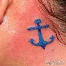 耳后蓝色的船锚纹身图案