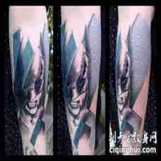 手臂抽象风格的彩色蝙蝠侠纹身图案