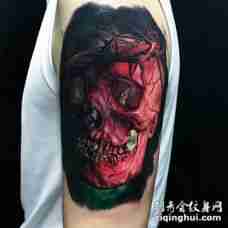 大臂3D风格的红色骷髅与藤蔓纹身图案