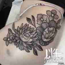 臀部欧美性感花卉点刺纹身图案
