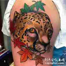 臀部彩绘枫叶和豹子纹身tattoo图案