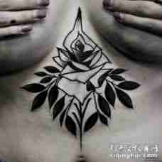 女性胸口school黑灰玫瑰树叶tattoo图案