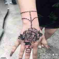 手部玫瑰戒指手链纹身图案