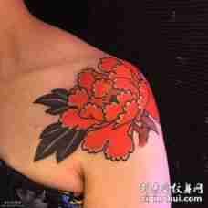 肩部女生红色牡丹花纹身图案