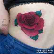 女生侧腰上彩绘植物素材艳丽玫瑰花朵纹身图片