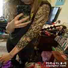 女生手臂上黑色线条花臂花朵纹身图片