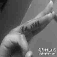 手指纹身的英文字母 手指头上漂亮的英文荧光字母纹身