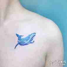 男子锁骨漂亮的蓝色鲸鱼纹身图案