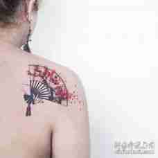 后肩处印着梅花的扇子纹身图案
