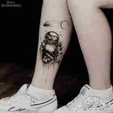腿部黑色墨水的宇航员纹身图片