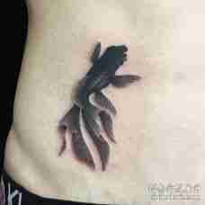 腰部非常漂亮的黑色蝶尾金鱼纹身图片