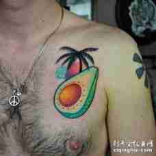 胸部牛油果和棕榈树纹身图片