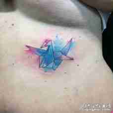 胸部唯美的水彩千纸鹤折纸纹身图片