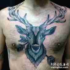 胸前带箭的鹿纹身