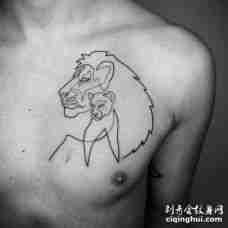 男子胸部线条雄狮子和雌狮子纹身图案
