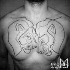 男子胸部两头线条狮子碰脸的纹身图片
