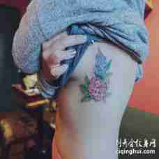 美女肋骨上方一蓝一粉的绣球花纹身图案