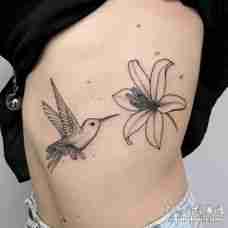 腰部和肋骨处黑色蜂鸟采花纹身图案
