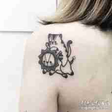 后肩一只可爱的小猫骑着一只可爱的小狮子纹身图案