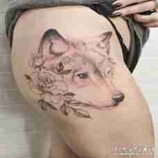 性感大腿处一直唯美的狼和花纹身图案