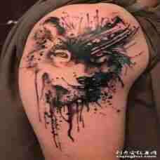 胳膊个性的水彩狼头纹身